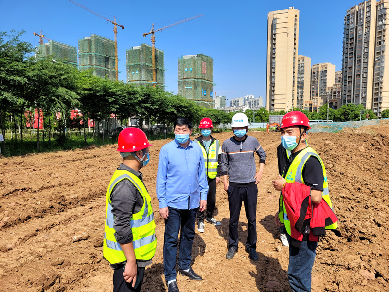 六安市重點(diǎn)工程建設(shè)管理處黨組書記、主任陳斌到長安路南延項(xiàng)目調(diào)研復(fù)工復(fù)產(chǎn)工作